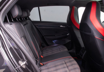 Подержанный автомобиль Volkswagen Golf GTI Hatchback 2022 года (11 фото)
