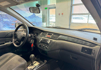 Подержанный автомобиль Mitsubishi Lancer Sedan 2004 года (10 фото)