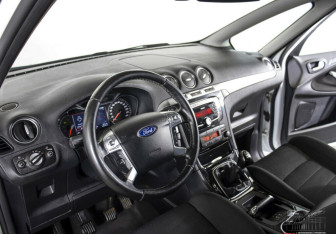 Подержанный автомобиль Ford S-MAX 2013 года (7 фото)
