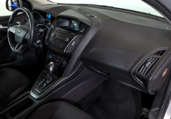 Подержанный автомобиль Ford Focus Hatchback 2017 года (6 фото)