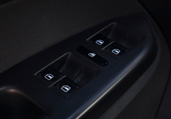 Подержанный автомобиль Volkswagen Touran 2011 года (13 фото)