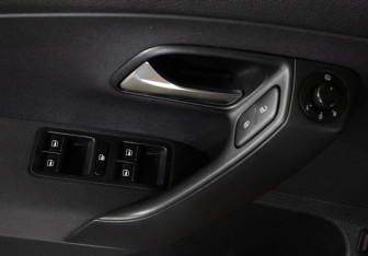 Подержанный автомобиль Volkswagen Polo Sedan 2014 года (19 фото)