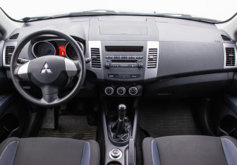 Подержанный автомобиль Mitsubishi Outlander 2008 года (13 фото)