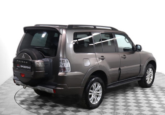 Подержанный автомобиль Mitsubishi Pajero 2012 года (5 фото)