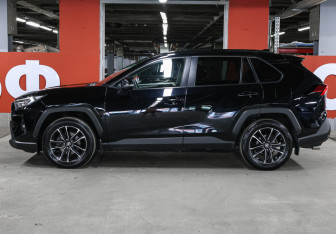Подержанный автомобиль Toyota RAV4 2021 года (7 фото)