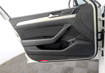 Подержанный автомобиль Volkswagen Passat Sedan 2019 года (19 фото)