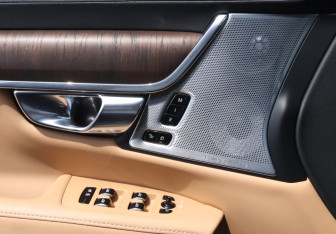 Подержанный автомобиль Volvo S90 2021 года (16 фото)