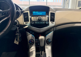 Подержанный автомобиль Chevrolet Cruze Sedan 2010 года (16 фото)