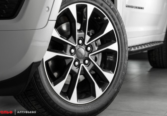 Подержанный автомобиль Jeep Grand Cherokee 2023 года (5 фото)