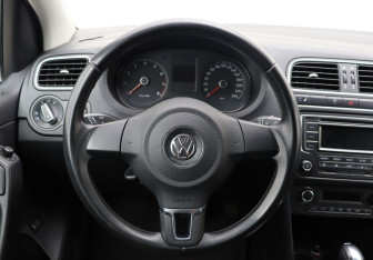 Подержанный автомобиль Volkswagen Polo Sedan 2013 года (14 фото)