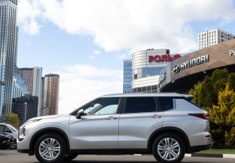 Подержанный автомобиль Mitsubishi Outlander 2022 года (6 фото)
