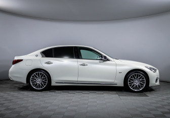 Подержанный автомобиль Infiniti Q50 2022 года (4 фото)