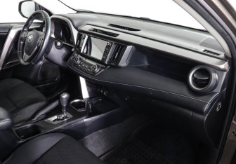 Подержанный автомобиль Toyota RAV4 2017 года (10 фото)