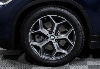 Подержанный автомобиль BMW X1 2015 года (15 фото)
