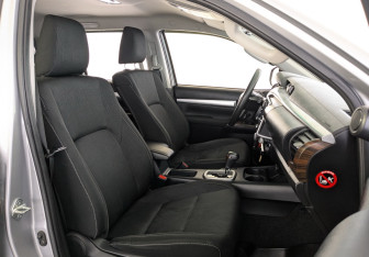 Подержанный автомобиль Toyota Hilux 2022 года (24 фото)