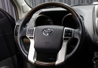 Подержанный автомобиль Toyota Land Cruiser Prado 2010 года (17 фото)