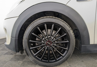 Подержанный автомобиль MINI Hatch 2019 года (13 фото)