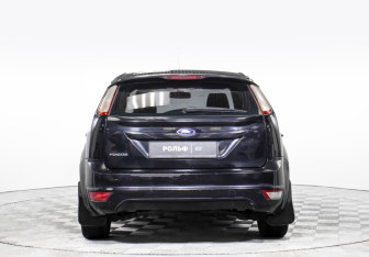 Подержанный автомобиль Ford Focus Hatchback 2011 года (6 фото)