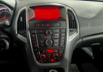 Подержанный автомобиль Opel Astra Sedan 2014 года (13 фото)