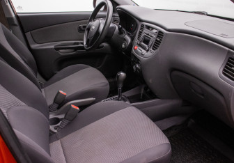 Подержанный автомобиль Kia Rio Hatchback 2010 года (9 фото)
