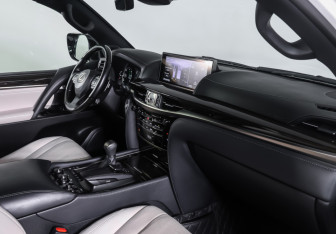 Подержанный автомобиль Lexus LX 2018 года (10 фото)