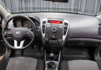 Подержанный автомобиль Kia Ceed Hatchback 2011 года (14 фото)