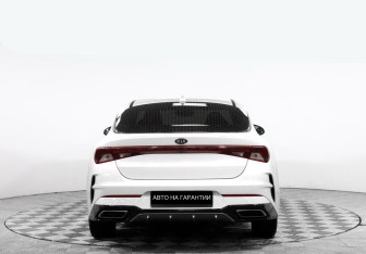 Подержанный автомобиль Kia K5 2021 года (4 фото)