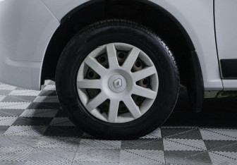 Подержанный автомобиль Renault Sandero 2012 года (5 фото)