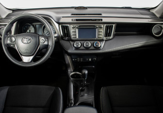 Подержанный автомобиль Toyota RAV4 2016 года (11 фото)