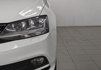 Подержанный автомобиль Volkswagen Jetta Sedan 2017 года (16 фото)