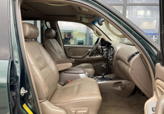 Подержанный автомобиль Toyota Sequoia 2001 года (16 фото)