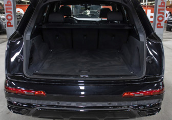 Подержанный автомобиль Audi Q7 2021 года (10 фото)