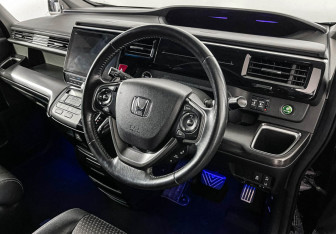 Подержанный автомобиль Honda Stepwgn 2018 года (13 фото)