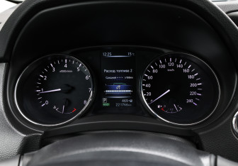 Подержанный автомобиль Nissan X-Trail 2016 года (13 фото)