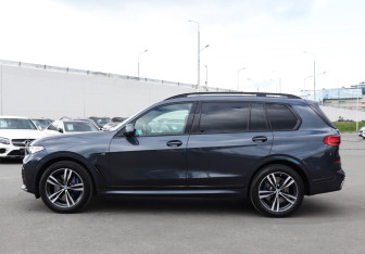 Подержанный автомобиль BMW X7 2021 года (8 фото)