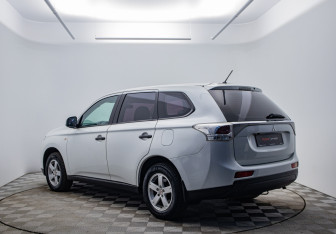 Подержанный автомобиль Mitsubishi Outlander 2014 года (3 фото)