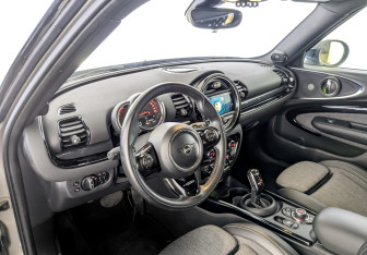 Подержанный автомобиль MINI Clubman Wagon 2019 года (16 фото)