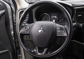 Подержанный автомобиль Mitsubishi Outlander 2019 года (16 фото)