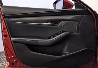 Подержанный автомобиль Mazda 3 Hatchback 2019 года (19 фото)