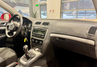 Подержанный автомобиль Skoda Octavia Liftback 2012 года (12 фото)