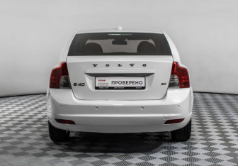 Подержанный автомобиль Volvo S40 2011 года (6 фото)