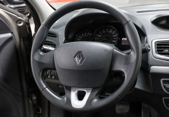 Подержанный автомобиль Renault Fluence 2012 года (16 фото)