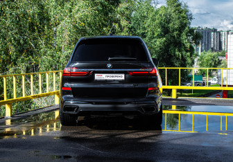 Подержанный автомобиль BMW X7 2019 года (5 фото)