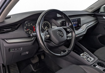 Подержанный автомобиль Skoda Octavia Liftback 2021 года (15 фото)