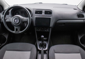 Подержанный автомобиль Volkswagen Polo Sedan 2011 года (13 фото)