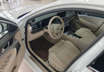 Подержанный автомобиль Genesis G70 2022 года (9 фото)