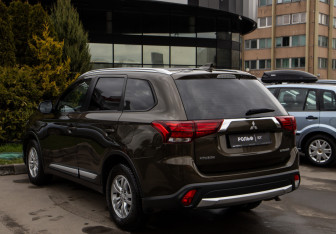 Подержанный автомобиль Mitsubishi Outlander 2018 года (5 фото)