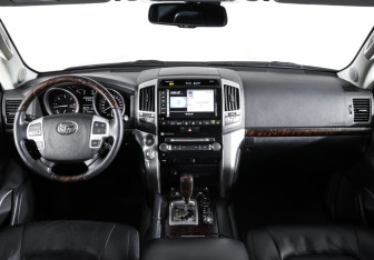 Подержанный автомобиль Toyota Land Cruiser Suv 2014 года (12 фото)