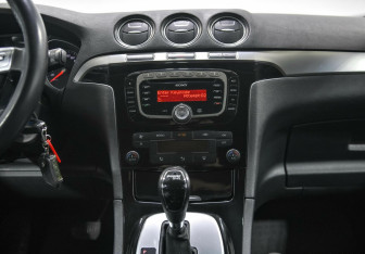 Подержанный автомобиль Ford S-MAX 2013 года (8 фото)