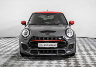 Подержанный автомобиль MINI Hatch 2020 года (2 фото)